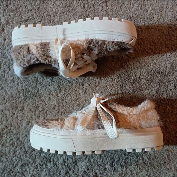 TOMS Women's Plaid Sherpa Platform Sneakers - Size 6 PRE-OWNED - Picture 2 of 6